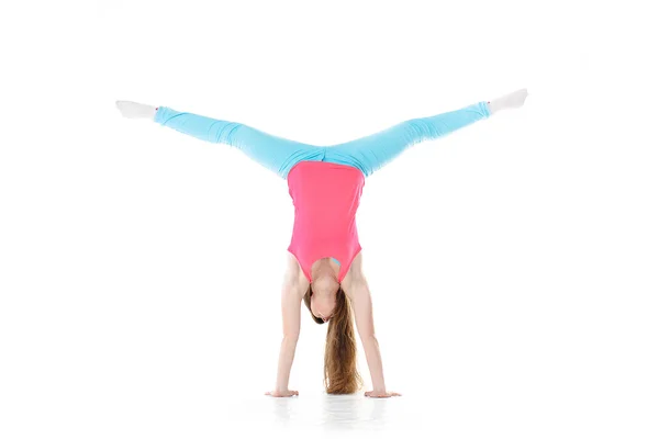 Mujer joven haciendo ejercicios de gimnasia — Foto de Stock