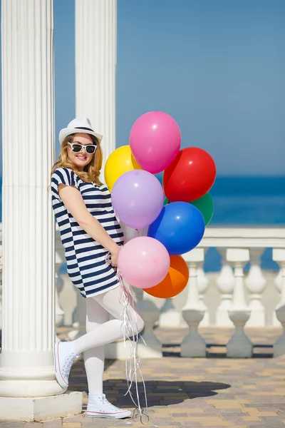 Schwangere mit Sonnenbrille und weißem Hut mit Luftballons — Stockfoto