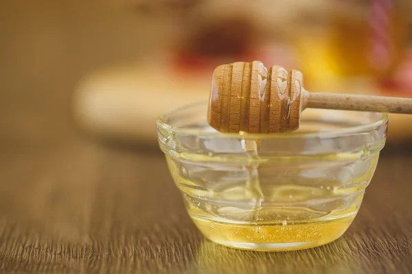 Two jars of honey and honeycombs isolated on white — Stock Photo, Image