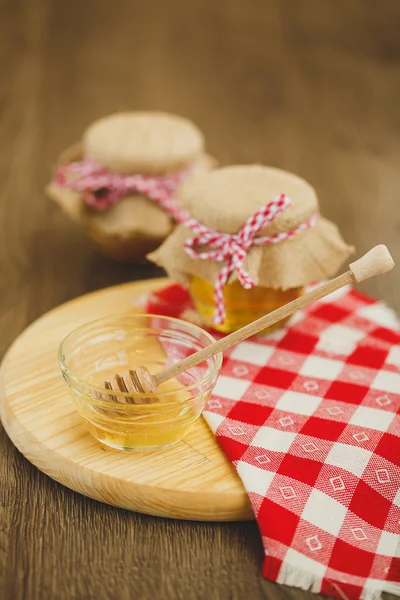 Two jars of honey and honeycombs isolated on white — Stock Photo, Image