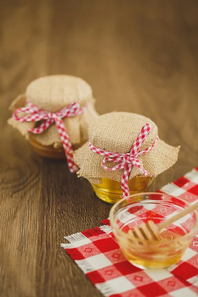 Dos tarros de miel y panales aislados en blanco —  Fotos de Stock