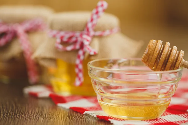 Two jars of honey and honeycombs isolated on white — Stock Photo, Image