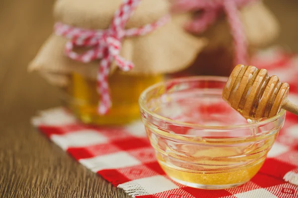 Dois jarros de mel e favos de mel isolados em branco — Fotografia de Stock