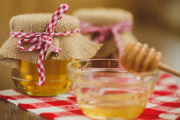 Dos tarros de miel y panales aislados en blanco —  Fotos de Stock