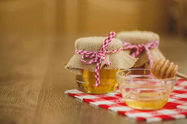 Deux pots de miel et nids d'abeilles isolés sur blanc — Photo