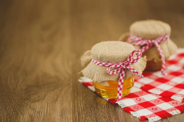 Dos tarros de miel y panales aislados en blanco — Foto de Stock