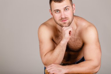 rakam çekici bir adam portresi