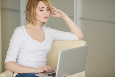 laptop ile çalışan, genç güzel kadın