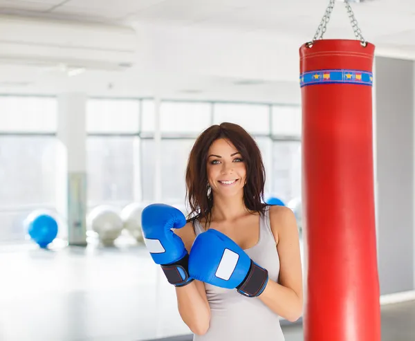 Boxer - fitness kvinde boksning iført boksehandsker . - Stock-foto