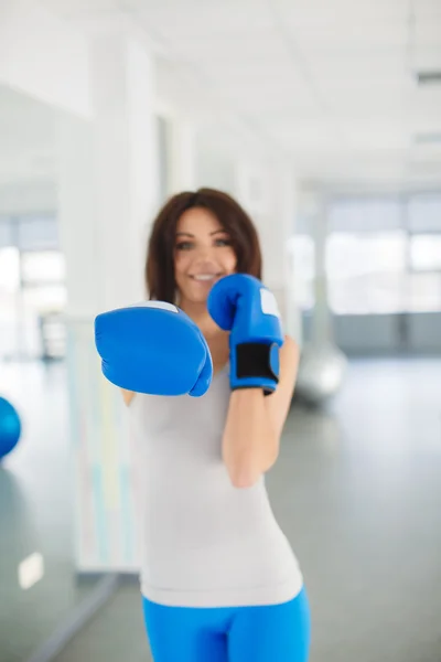 Boxer - mulher fitness boxe usando luvas de boxe . — Fotografia de Stock