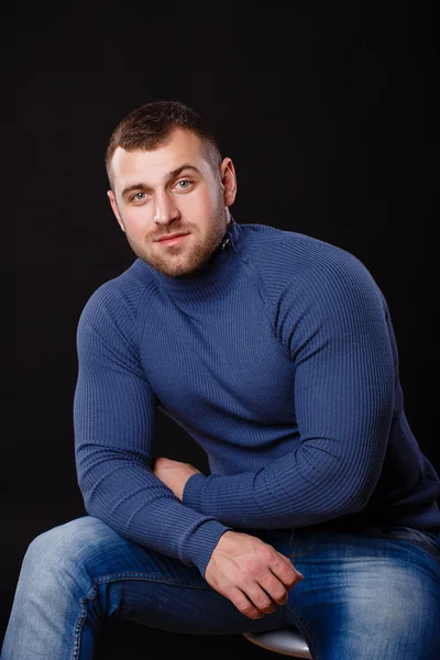 Портрет молодого бізнесмена в блакитній сорочці — стокове фото