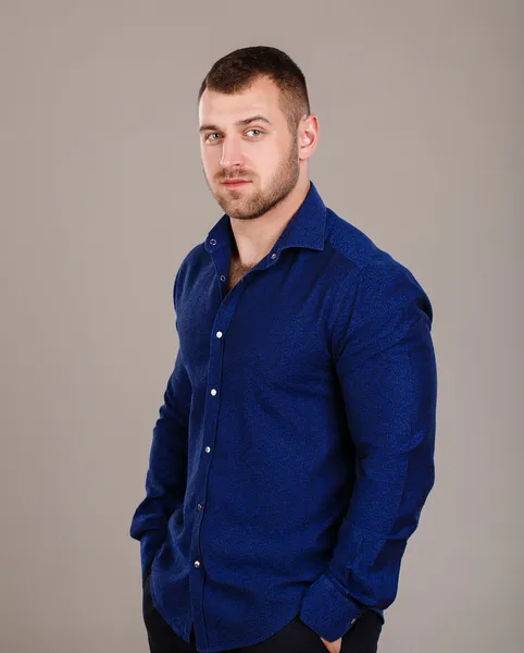 Portrét mladé obchodní člověka v modré košili — Stock fotografie