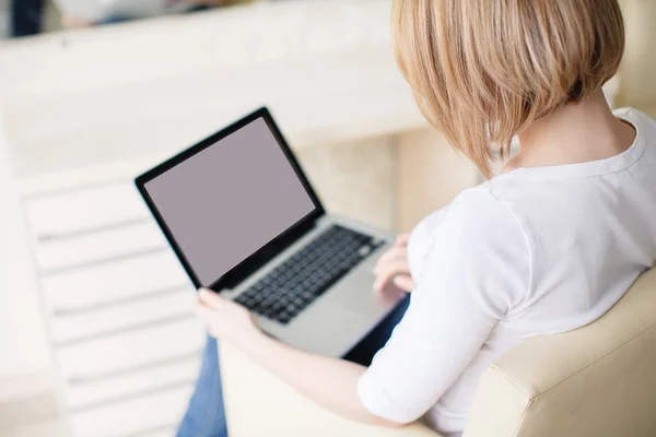 Young beautiful woman,working with laptop — Stock Photo, Image