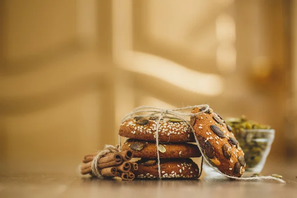 Hausgemachte Kekse mit Sesam und Schokolade — Stockfoto