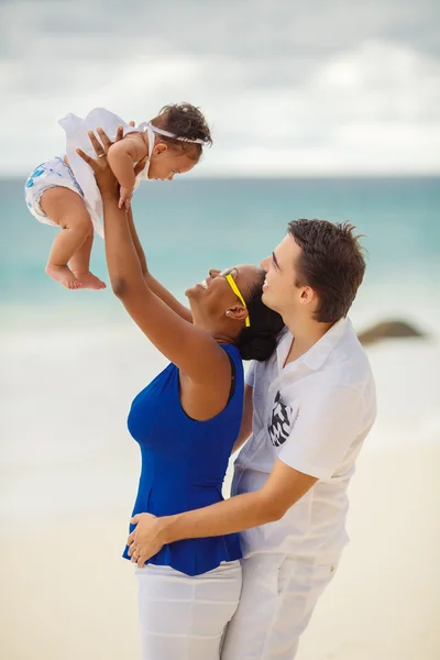 Família praia férias . — Fotografia de Stock