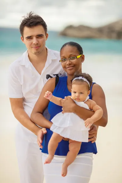 Vacances familiales à la plage . — Photo