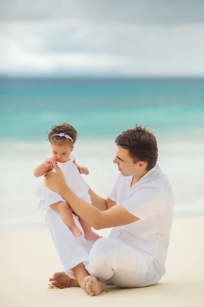 Happy father and his little daughter on the beach — Stock Photo, Image