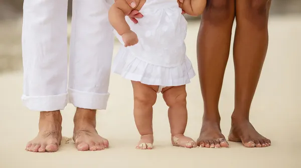 Lindo pie recién nacido con miembros de la familia —  Fotos de Stock