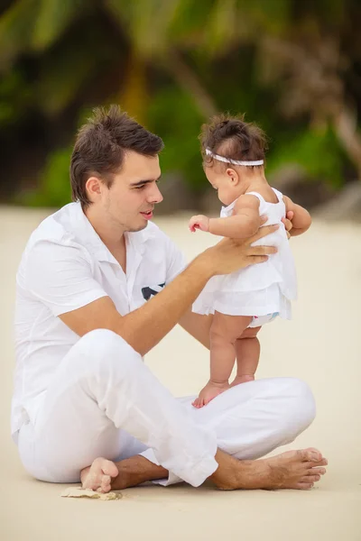 Happy father and his little daughter on the beach — Stock Photo, Image