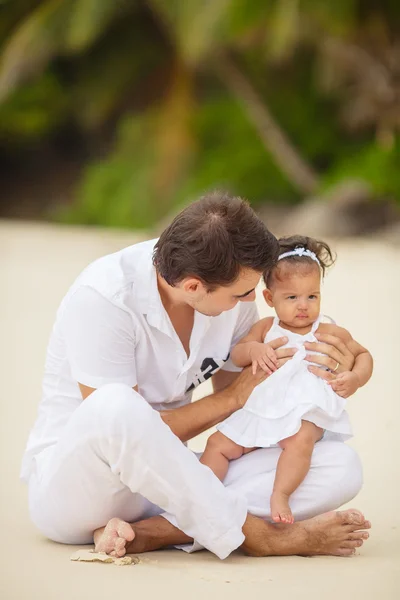 Glücklicher Vater und seine kleine Tochter am Strand — Stockfoto