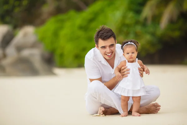 Gelukkige vader en zijn dochtertje op het strand — Stockfoto