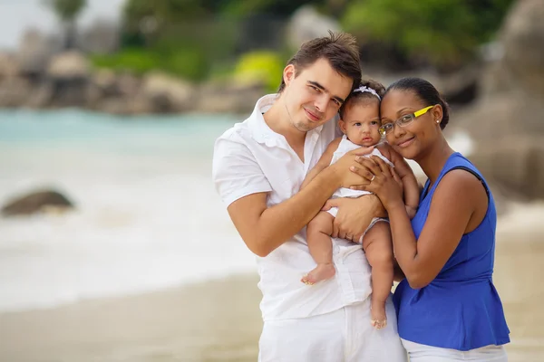 Aile beach tatil. — Stok fotoğraf