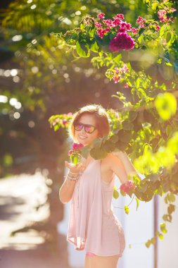 Açık havada gülümseyen güzel bir kadının portresi.