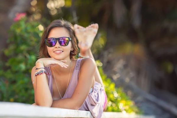 Portret van de jonge mooie glimlachende vrouw buiten — Stockfoto