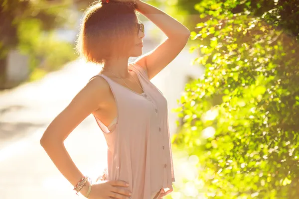 Ritratto della giovane bella donna sorridente all'aperto — Foto Stock