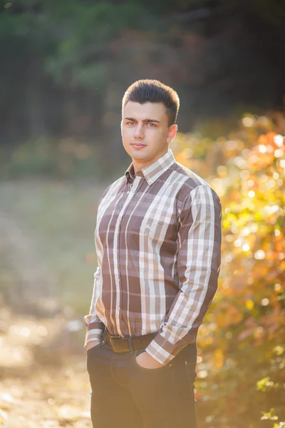 Retrato de un hermoso hombre en otoño Park — Foto de Stock