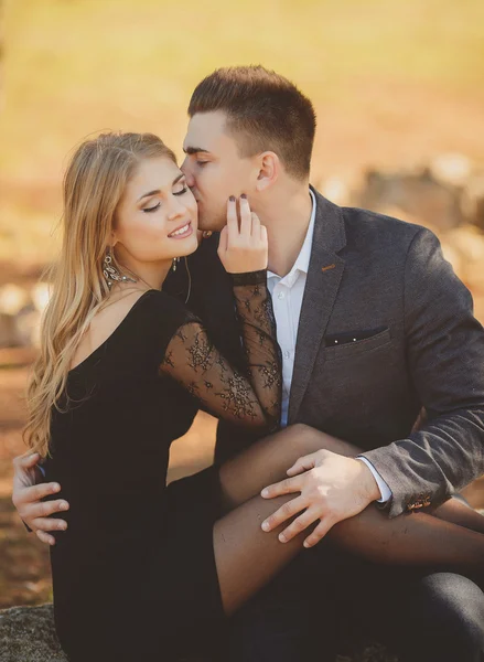 Portrait of a young couple in autumn Park — Stock Photo, Image