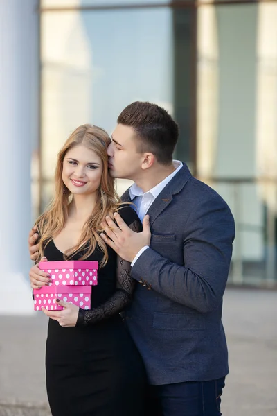 Beautiful young couple,in a big city — Stock Photo, Image