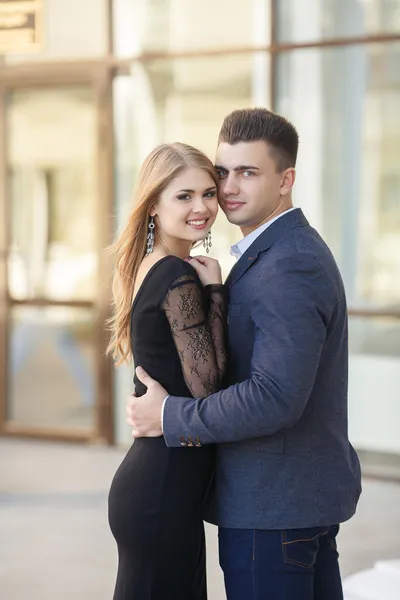 Vackra unga par, i en storstad — Stockfoto