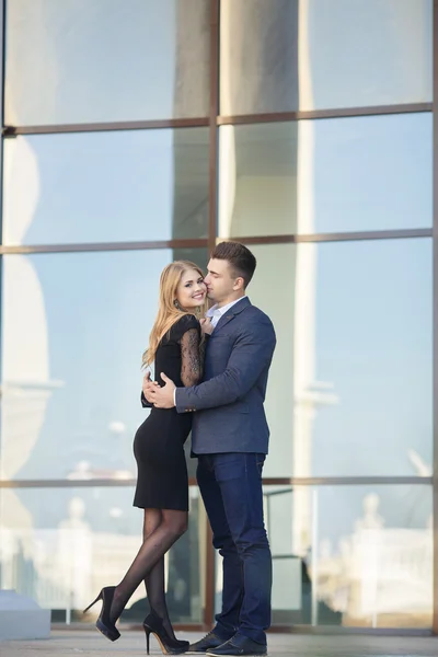 Hermosa pareja joven, en una gran ciudad —  Fotos de Stock