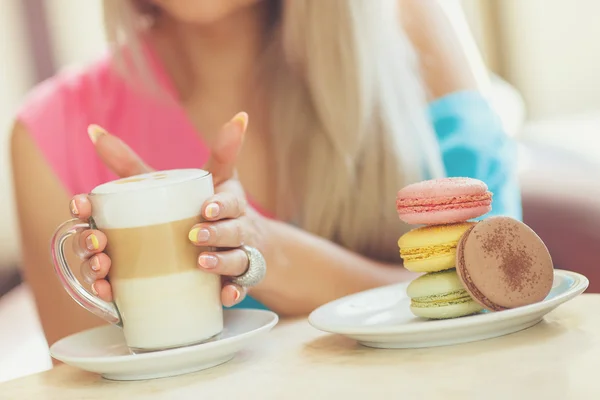 Eine heiße Tasse Kaffee-Latte mit bunten Skulptur-Keksen — Stockfoto