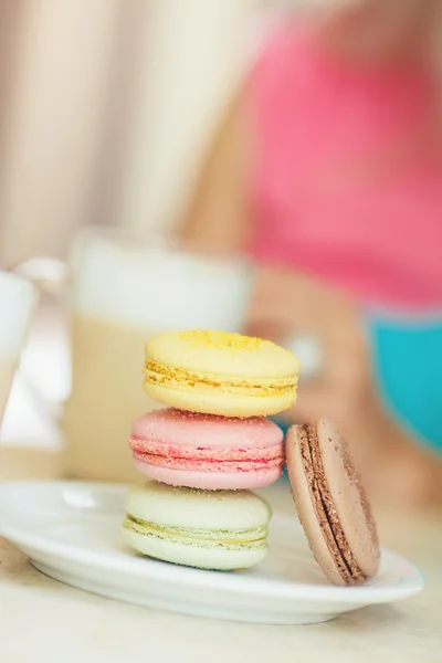 A hot Cup of coffee latte with colorful sculpture cookies — Stock Photo, Image