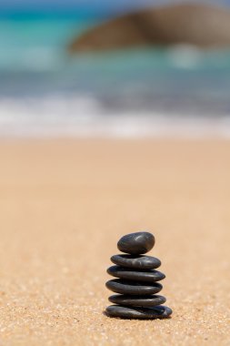 Zen taşlar jy kumlu plajda denize yakın.