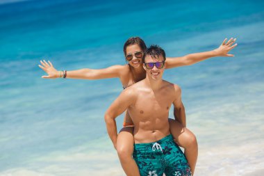 sevgi dolu iki okyanus plaj eğleniyor.