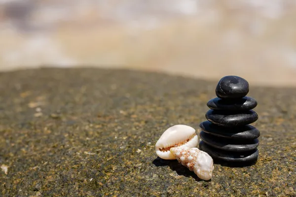 Zen pedras jy na praia de areia perto do mar . — Fotografia de Stock