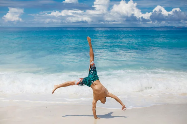 O jovem faz uma roda na praia — Fotografia de Stock