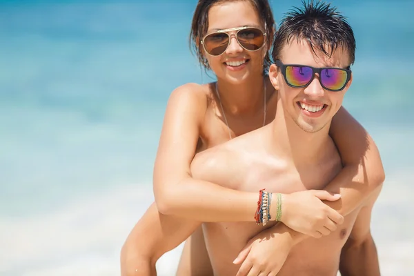 Älskande par att ha kul på stranden av oceanen. — Stockfoto