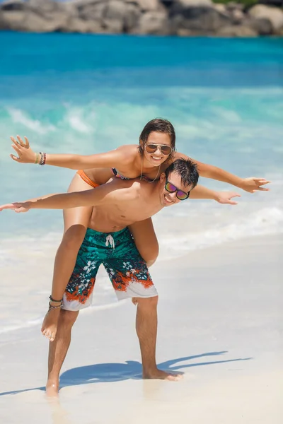 Loving couple having fun on the beach of the ocean. — Stock Photo, Image