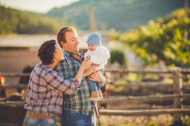 küçük mutlu bir aile eğleniyor kırsal
