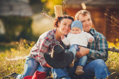 küçük mutlu bir aile eğleniyor kırsal
