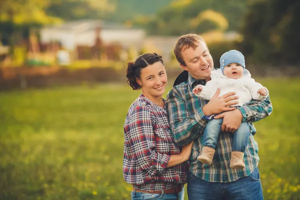 Joven familia feliz divertirse en el campo —  Fotos de Stock