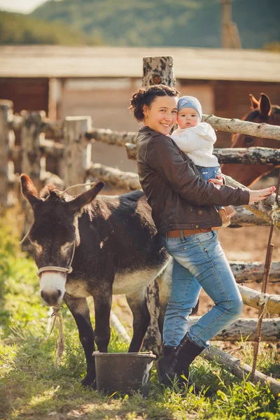 Žena s dítětem na přírodní venkovní — Stock fotografie