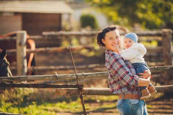 Žena s dítětem na přírodní venkovní — Stock fotografie