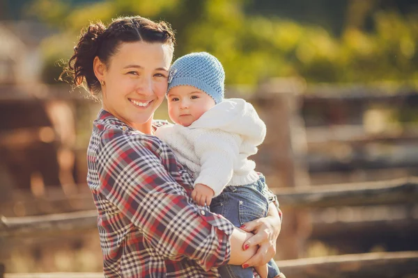 Žena s dítětem na přírodní venkovní — Stock fotografie
