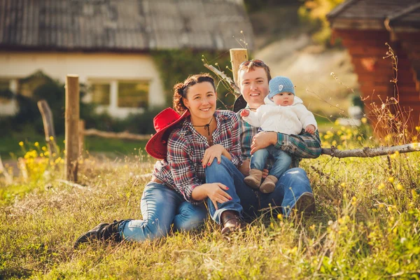Mladá rodina baví v krajině — Stock fotografie