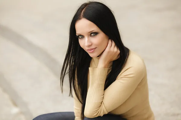 Rosto de uma jovem mulher loira bonita no verão . — Fotografia de Stock